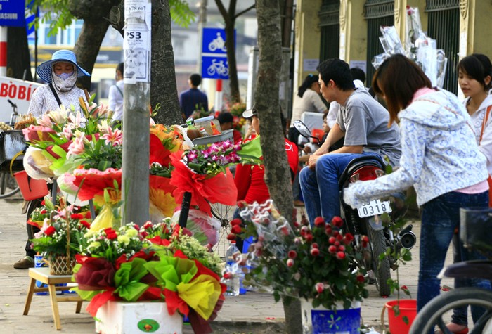 Trên các con phố lớn của thủ đô Hà Nội tràn ngập đủ sắc hoa